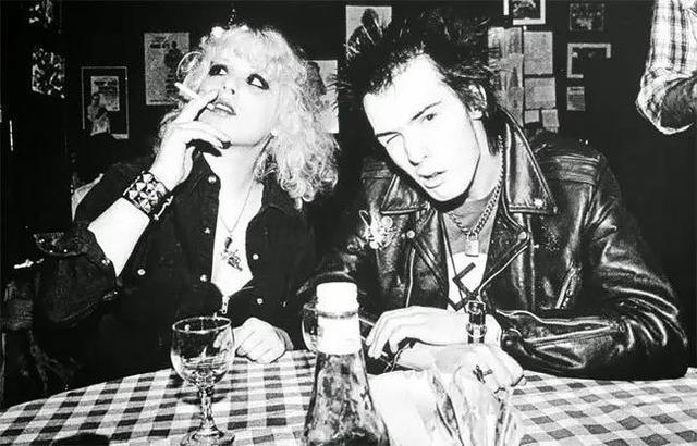 赶在国产翻拍之前，一起回顾《NANA》的绝版少女时代吧！