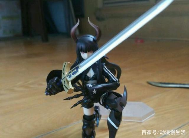 二次元惨案！动漫宅被熊孩子弄坏手办，还没办法追究