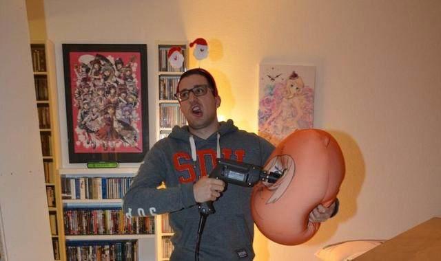 二次元惨案！动漫宅被熊孩子弄坏手办，还没办法追究