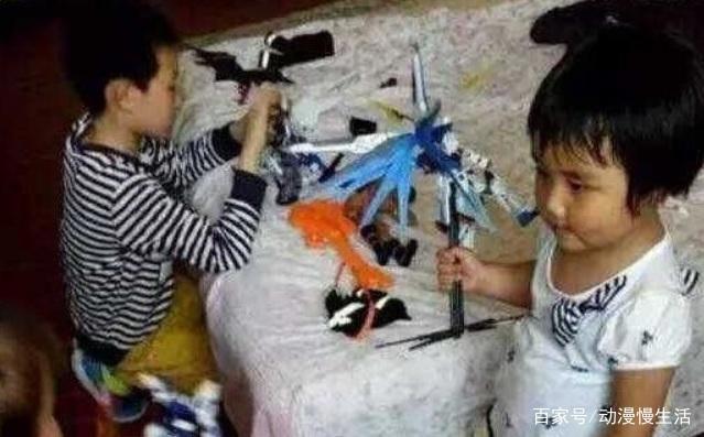 二次元惨案！动漫宅被熊孩子弄坏手办，还没办法追究