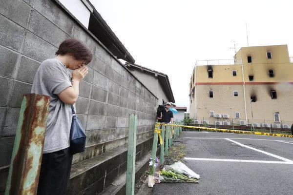 日本京都动画纵火事件细节曝光，民众漫迷自发前往现场悼念