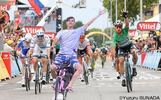 被日本电车迷攻击的外国人，成为了日推上最火的网红