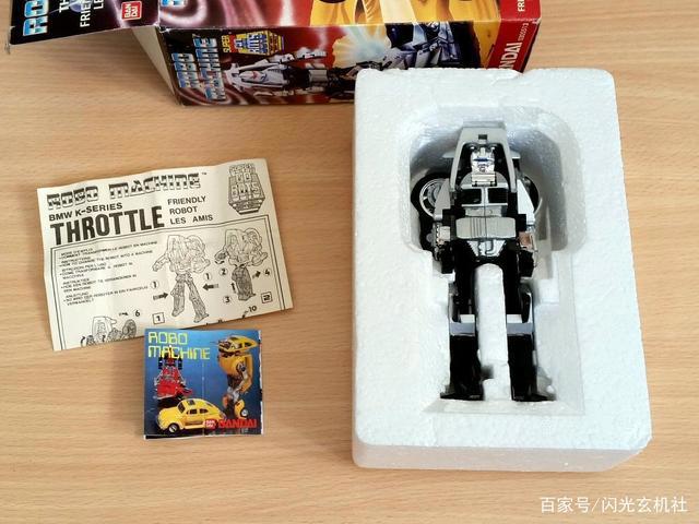 百变雄狮动漫人物：年代久远的变形宝马-Throttle油门