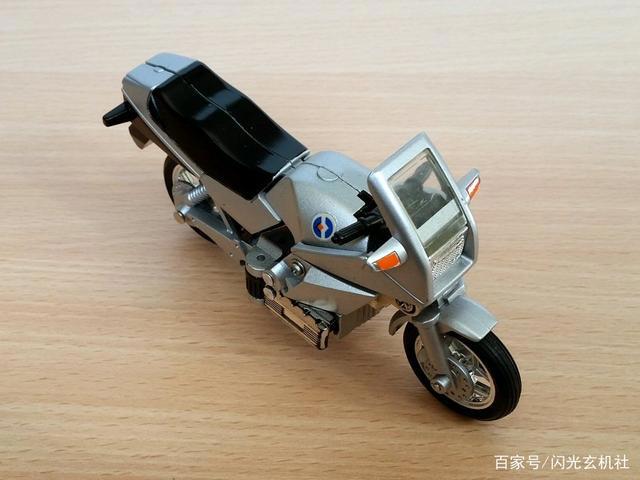 百变雄狮动漫人物：年代久远的变形宝马-Throttle油门