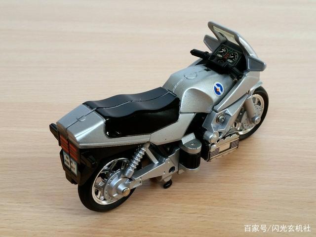 百变雄狮动漫人物：年代久远的变形宝马-Throttle油门