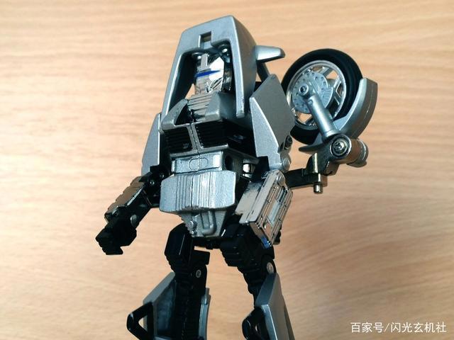 百变雄狮动漫人物：年代久远的变形宝马-Throttle油门