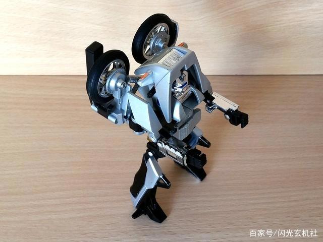 百变雄狮动漫人物：年代久远的变形宝马-Throttle油门