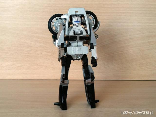 百变雄狮动漫人物：年代久远的变形宝马-Throttle油门