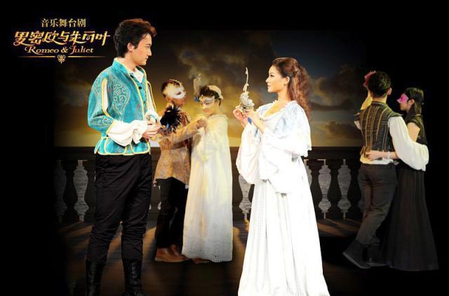 罗密欧与朱丽叶客串《精灵宝可梦》，见证甜甜萤与电萤虫爱的传说