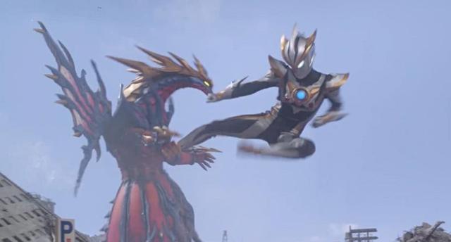 奥特曼恶搞漫画，总是遇到触手类怪兽，只剩皮套的这张莫名搞笑