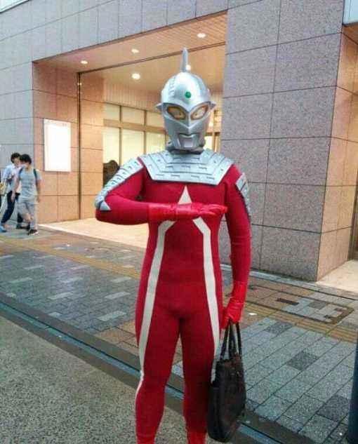 各版COS奥特曼，坐地铁提公文包上班，泰国小哥COS只需两颗糖