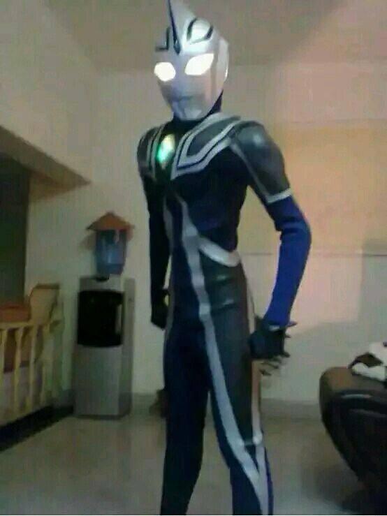 各版COS奥特曼，坐地铁提公文包上班，泰国小哥COS只需两颗糖