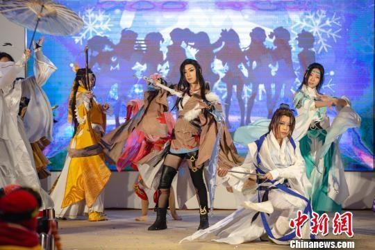 哈尔滨举办冰雪动漫节coser演绎《王者荣耀》英雄