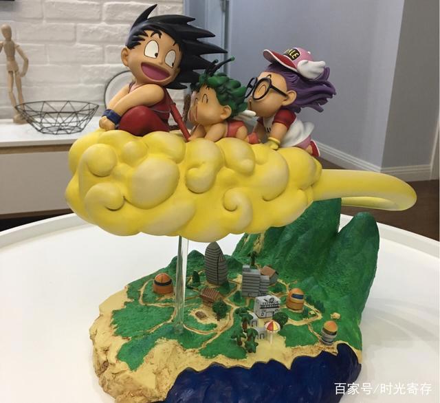 动漫手办模型：龙珠孙悟空和阿拉蕾冲上云霄场景