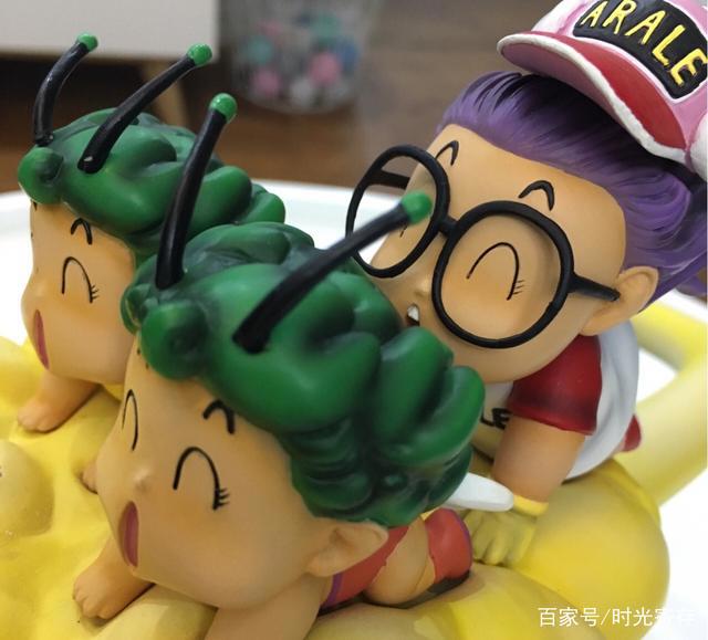 动漫手办模型：龙珠孙悟空和阿拉蕾冲上云霄场景