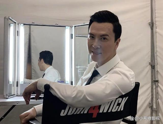 依旧很帅！《疾速追杀4》新剧照，基努·里维斯在神圣的环境中沉思