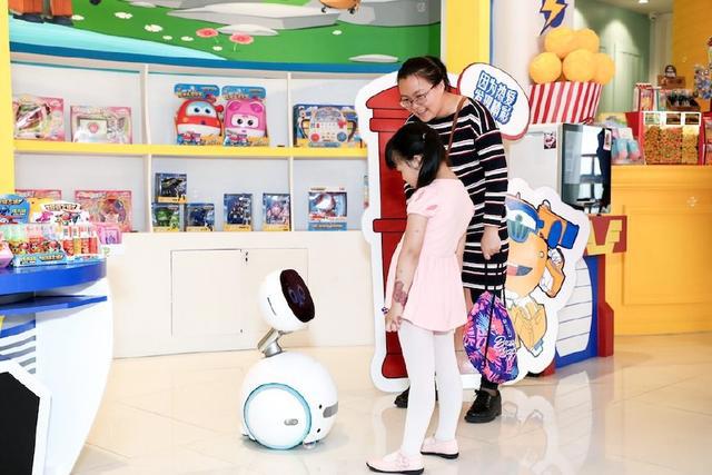 华硕机器人小布亮相如家迪士尼酒店周年庆演绎人工智能新风尚