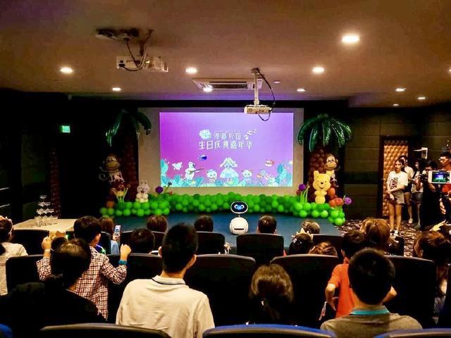 华硕机器人小布亮相如家迪士尼酒店周年庆演绎人工智能新风尚