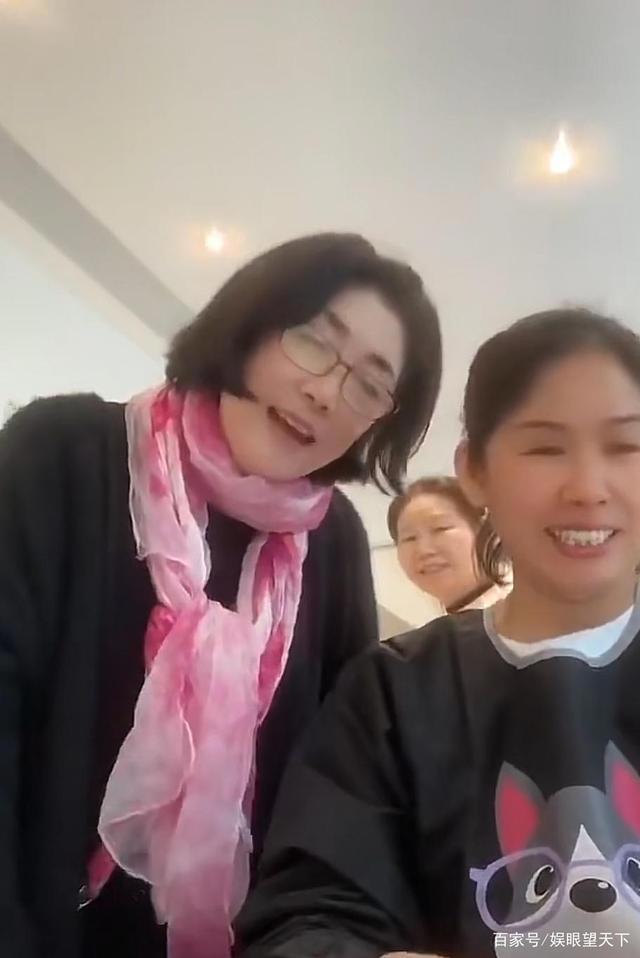 陈赫妈妈晒居家逗娃日常，因配文含糊，网友猜测保姆也一起被隔离