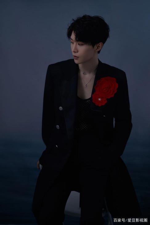 范丞丞最新数专单曲《过度呼吸》舞台首秀