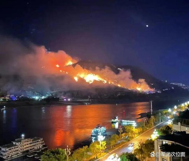 烈火中的中国摩托青年，是爱国的放荡不羁