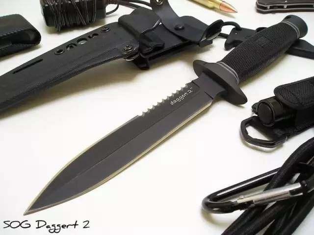 漫画中的“现代刀具设计“