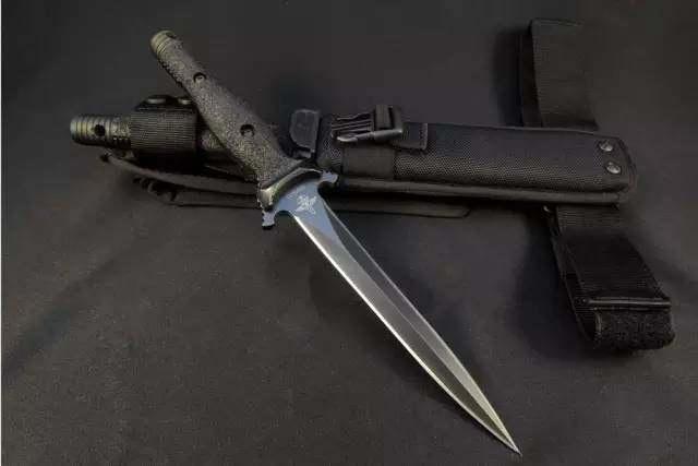 漫画中的“现代刀具设计“