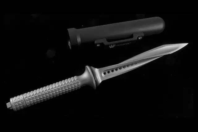 漫画中的“现代刀具设计“