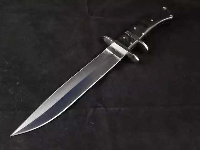 漫画中的“现代刀具设计“