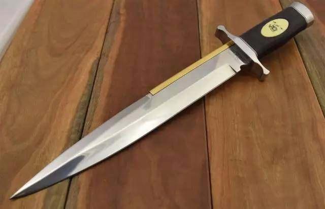 漫画中的“现代刀具设计“