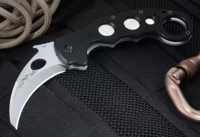 漫画中的“现代刀具设计“