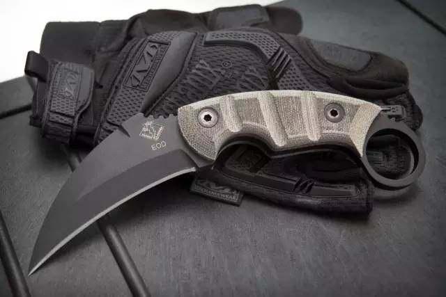 漫画中的“现代刀具设计“