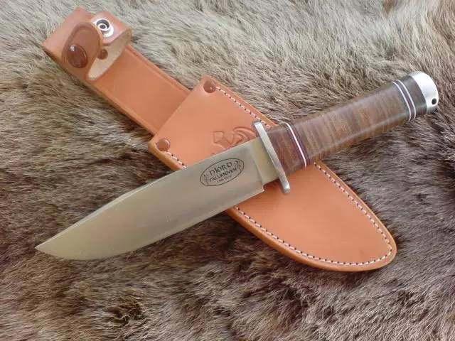 漫画中的“现代刀具设计“