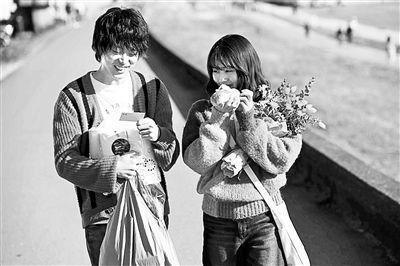 当爱情不再可靠他反复给出“甜蜜关系”的不同答案