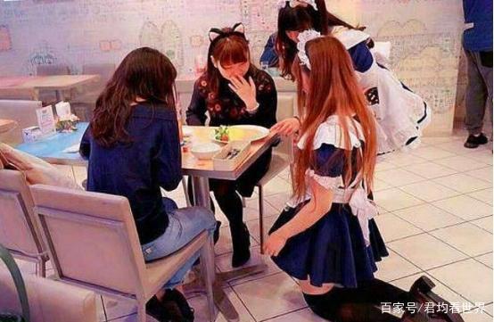 直击日本女仆店！美少女跪地式服务，跪地姿势却另有玄机