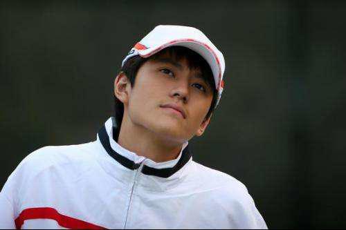 《网球王子》十年，男主成夭夭男友，队长变身主持人，他却已离世