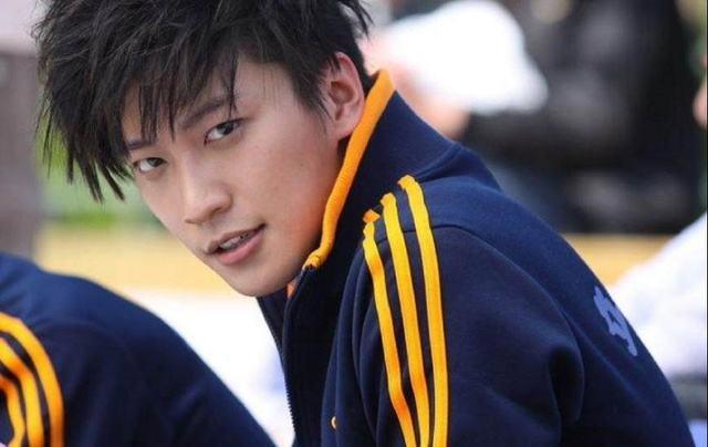 《网球王子》十年，男主成夭夭男友，队长变身主持人，他却已离世