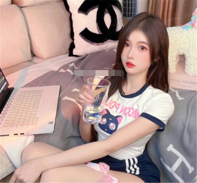 腐姐都out了？新晋二次元女神奶瓶儿COS迦南，A4漫画腰黑袜神还原