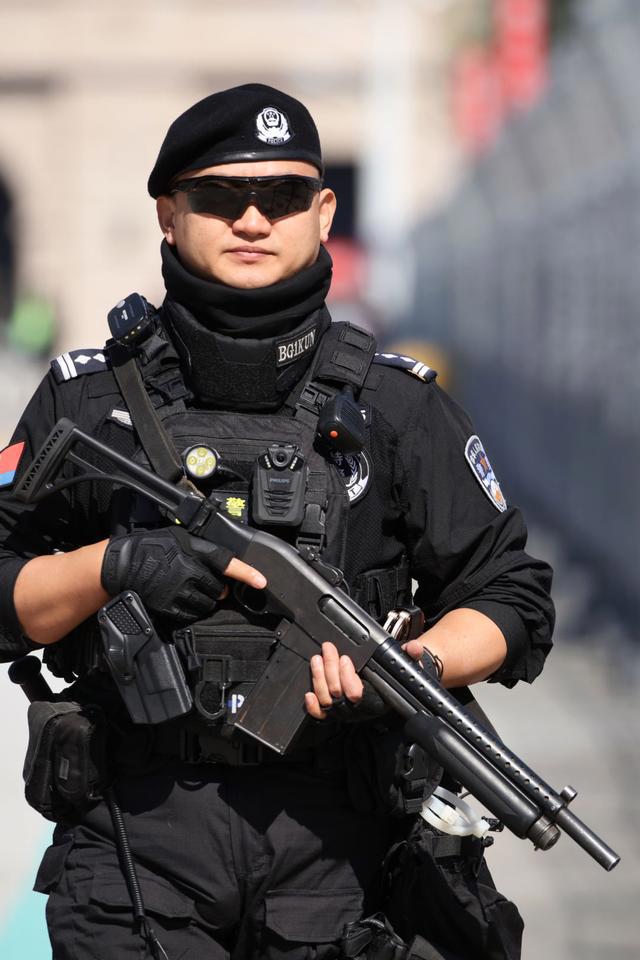 没想到你是这样的警察！