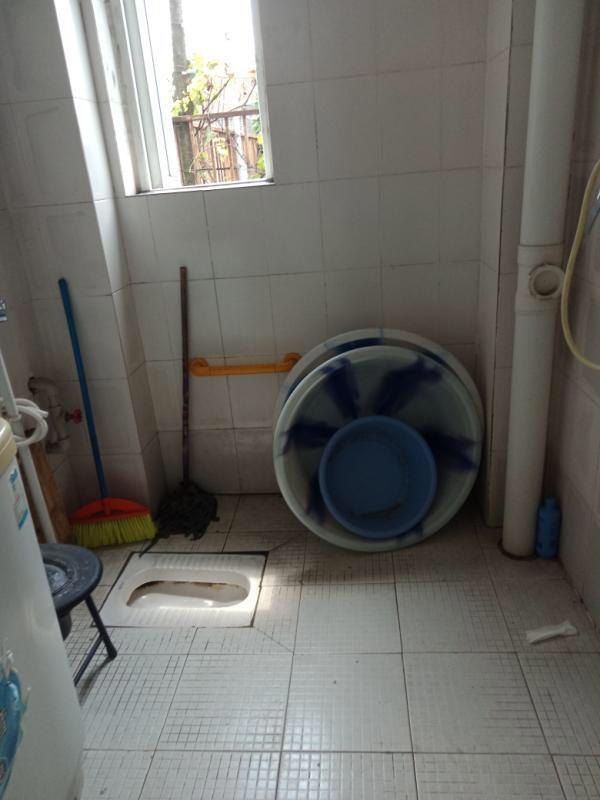 成都8岁女孩疑模仿《熊出没》攀岩从6楼坠下，抢救三天离世