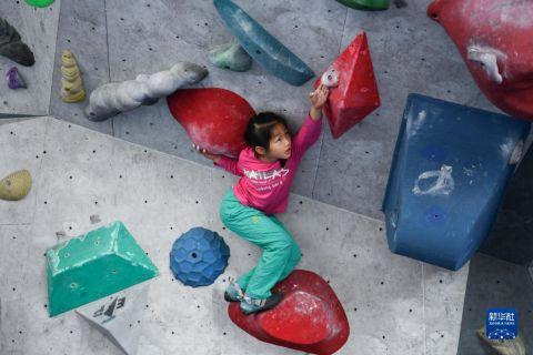 飞舞在岩壁上的7岁小丫