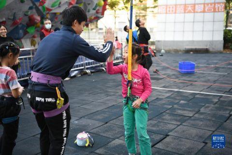 飞舞在岩壁上的7岁小丫