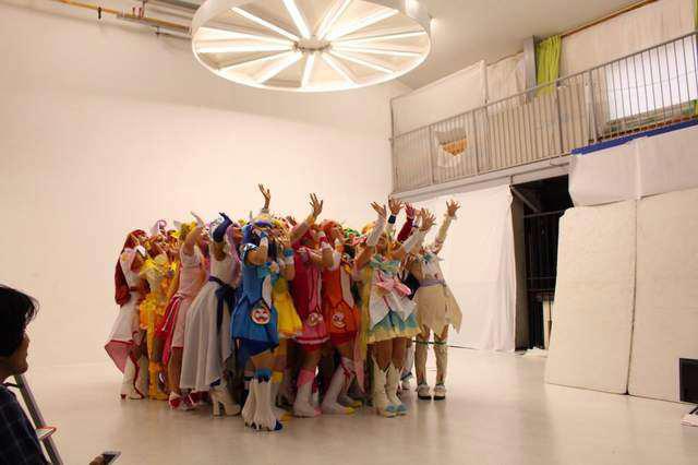 眼花缭乱！45人COSPLAY光之美少女，要拍下所有人也是种本事啊