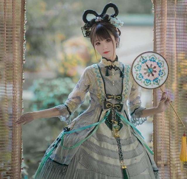 汉服lo装不是cos，但如果想穿它们出cos的话，也可以超惊艳