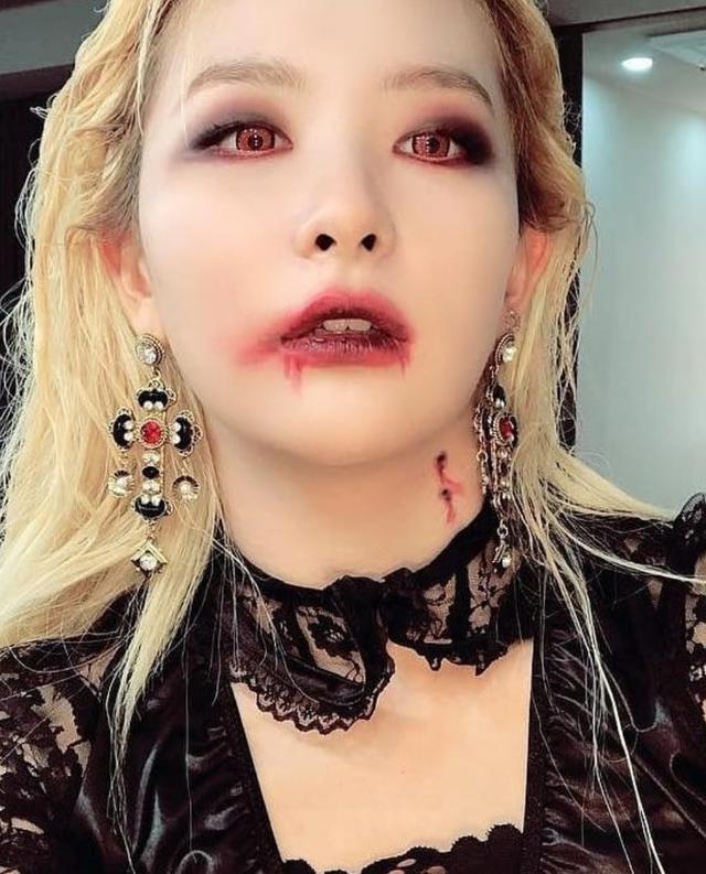 在过万圣节这件事上，明星们比你较真多了，现在你可以安排了！