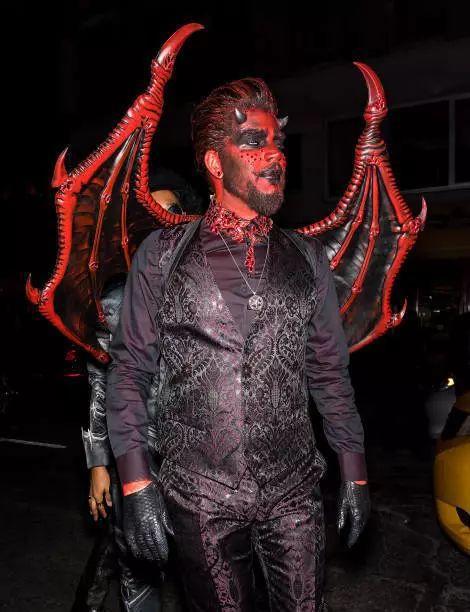 在过万圣节这件事上，明星们比你较真多了，现在你可以安排了！