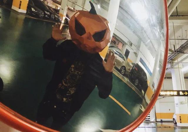 在过万圣节这件事上，明星们比你较真多了，现在你可以安排了！