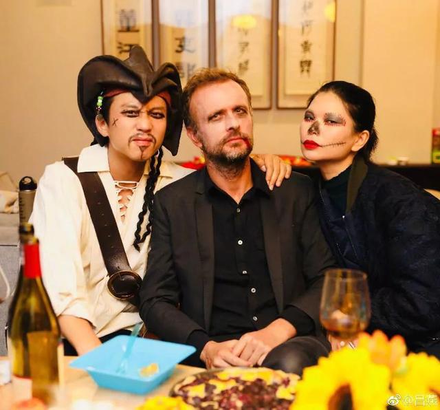 在过万圣节这件事上，明星们比你较真多了，现在你可以安排了！