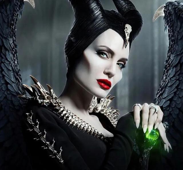 在过万圣节这件事上，明星们比你较真多了，现在你可以安排了！