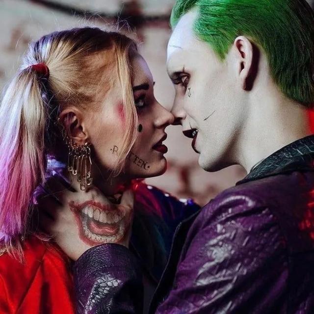 在过万圣节这件事上，明星们比你较真多了，现在你可以安排了！